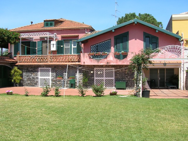 Appartamento alpianterreno di una casa di campagna alla periferia di  Acireale (CT) mare a 2 km